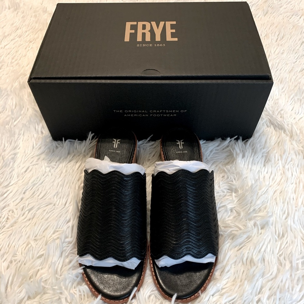 ✨New in Box✨ Frye Cindy Wave Mule Wedge